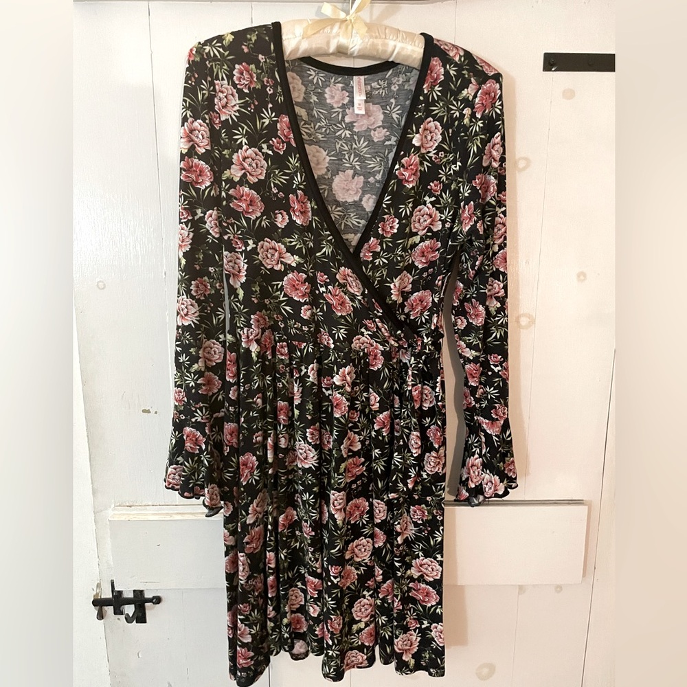 Floral Dress with V-Cut and flared sleeves